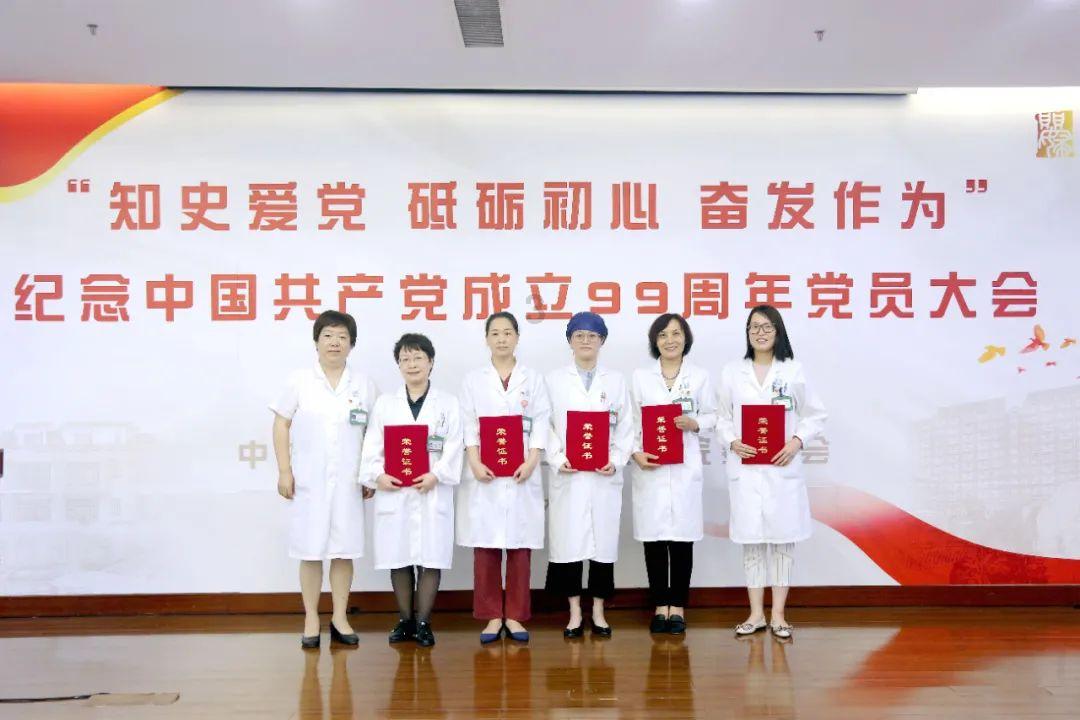 当网红真的能月入十万吗？为什么毕业生都想当网红？游戏画面